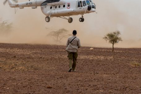 Ein Leibw&auml;chter auf dem Weg zum Landeplatz