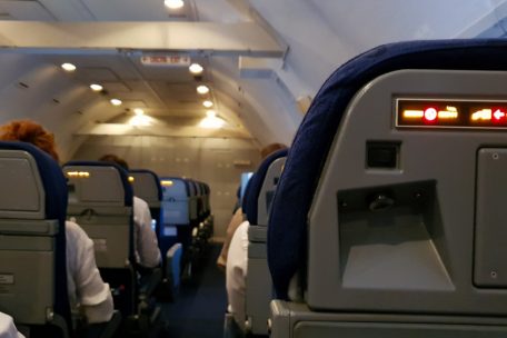 Der Innenraum des Milit&auml;rfliegers wirkt fast hermetisch abgeriegelt