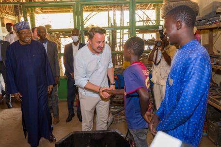 Premierminister Xavier Bettel im Kooperationsdorf in Niamey