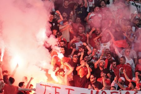 Aus dem türkischen Block flogen Bengalos auf den Platz