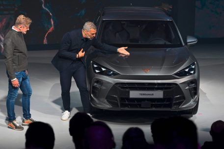 Seat- und Cupra-Präsident Wayne Griffiths (l.) und Design Direktor Jorge Diez präsentieren den neuen Cupra Terramar