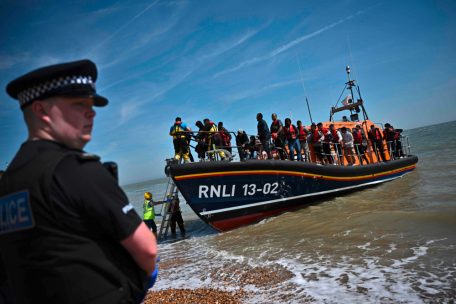 Deportation von Migranten / Europäischer Gerichtshof für Menschenrechte stoppt britischen Flug nach Ruanda in letzter Minute