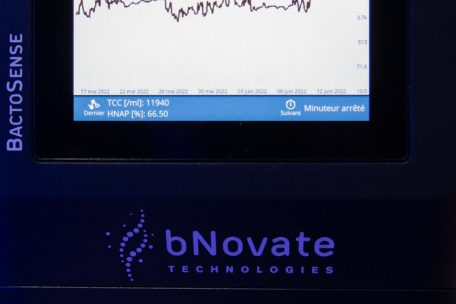 Die angezeigten Werte auf dem Bildschirm liefern Informationen zur Wasserqualität