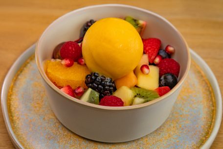 Für Naschkatzen: Obstsalat mit Hibiskus-Sirup 