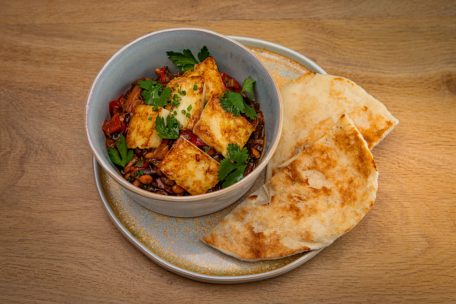 Caponata aus Auberginen mit gegrilltem Halloumi-Käse