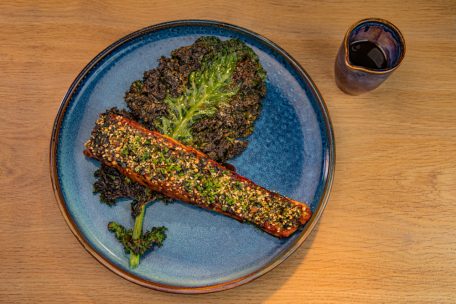 Von Asien bis zum Mittelmeer / Würziger Lachs trifft auf gegrillten Halloumi