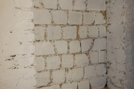 Zugemauerte Verbindung im Keller eines Familienhauses im Zentrum von Esch. Im Notfall h&auml;tten die Einwohner durch dieses &bdquo;Fenster&ldquo; in die Keller der Nachbarn fl&uuml;chten k&ouml;nnen.