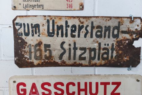Schild aus dem Bunker, das im Museum zu sehen ist&nbsp;