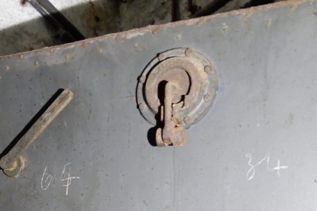 Eingebaut in die T&uuml;ren der Bunker war ein von einer Metallplatte gesch&uuml;tztes &bdquo;Guckloch&ldquo;