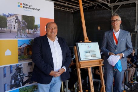 Pierre Reding und Léon Gloden enthüllen eine Erinnerungstafel, die am Schulgebäude befestigt werden wird