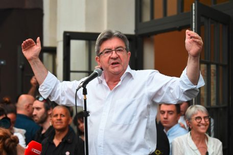 Jean-Luc M&eacute;lenchon obtient 131 si&egrave;ges avec son alliance de gauche 