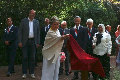 „Stand Speak Rise Up“ / Eine Rose als Zeichen der Resilienz im Kampf gegen sexuelle Gewalt als Kriegswaffe