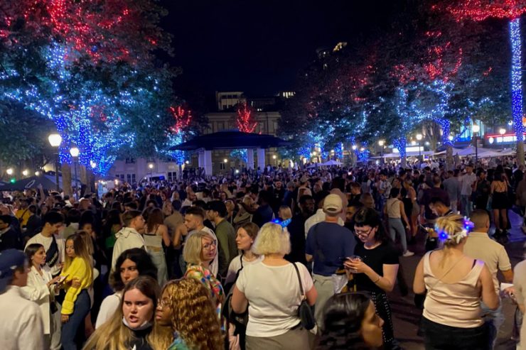Luxemburg-Stadt / Fähnchen schwenkend, springend, tanzend: So feiert die Hauptstadt am Vorabend vom Nationalfeiertag