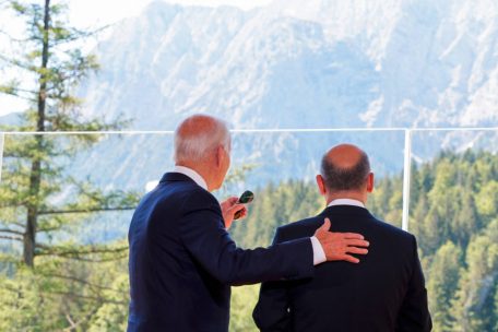 &bdquo;Danke, danke, danke&ldquo;: Joe Biden und Olaf Scholz vor der Bergkulisse