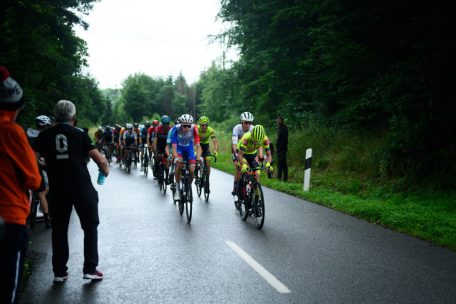 Im Peloton machten die Fahrer der großen Teams Tempoarbeit 