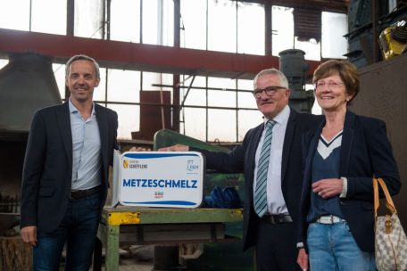 Die B&uuml;rgermeister Georges Mischo und Paul Weimerskirch mit der Gewinnerin Liliane Bimmermann (v.l.n.r.)