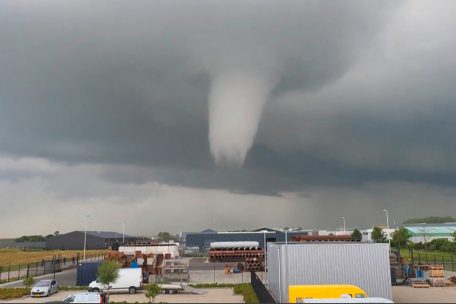 Zeeland / Tornado tötet in der Küstenstadt Zierikzee einen Menschen und verletzt rund zehn weitere
