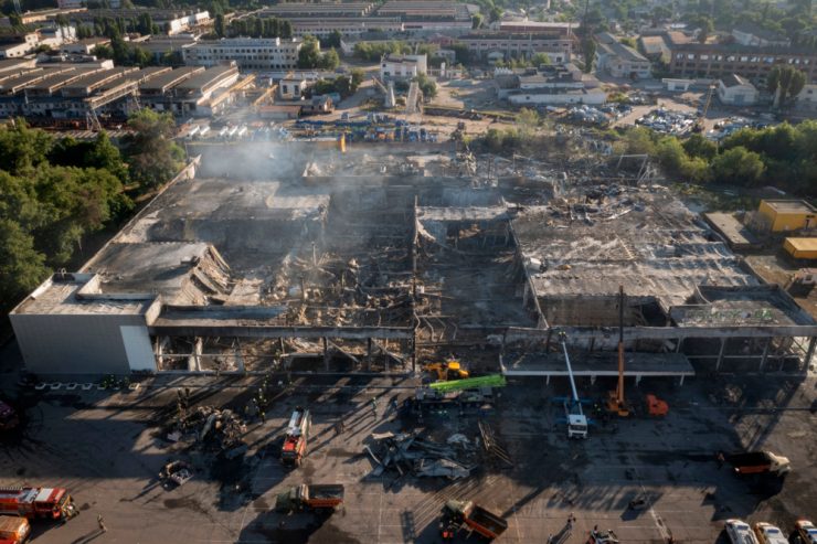 Ukraine-Krieg / Diskussionen vor NATO-Gipfel, Ukrainer stemmen sich gegen russischen Vormarsch im Donbass