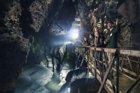 Der Fluss Lesse durchquert die „Grotte de Han“: Sein Pegel kann bis zur Brücke ansteigen, erklären die Guides