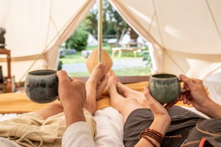 Campen in der Natur: Im Cocoon Village lässt sich nach dem Besuch der Grotte und der umliegenden Attraktionen wunderbar entspannen