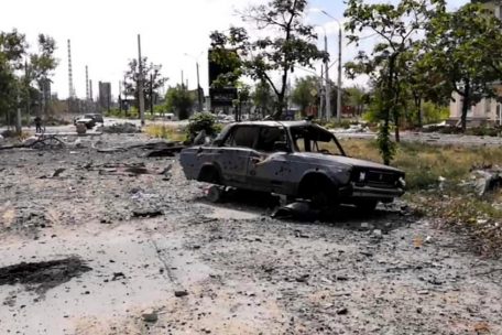 Verbrannte Autos und beschädigte Wohnhäuser in Lyssytschansk