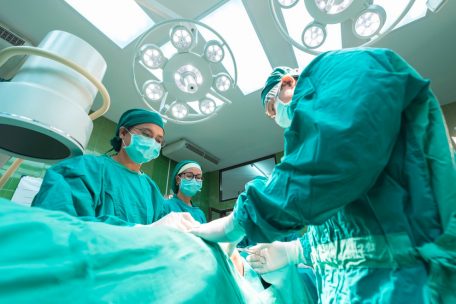 Corona-Pandemie / Vor dem Gutachten zur Impfpflicht: So sieht es jenseits der Grenzen Luxemburgs aus