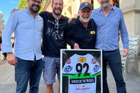 Bei den Beach Open ist auch das Caf&eacute; Pitcher stets mit von der Partie. Nat&uuml;rlich gratulierte der EVBC auch zum 30. Geburtstag der Escher Kultkneipe (v.l.): G&eacute;rard Thein, Christophe Lazzarin, Jean-Claude Seiter und Steve Faltz.