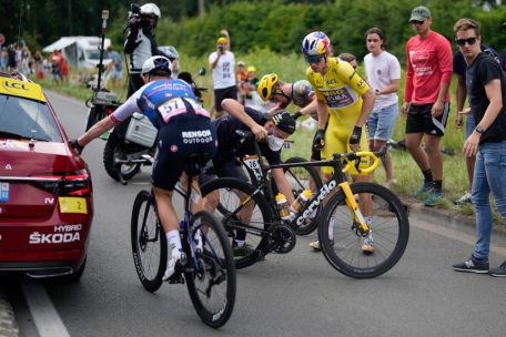 Komplizierter Tag für Wout van Aert (Mitte rechts): Der Führende im Gesamtklassement stürzte wie viele andere Fahrer auch