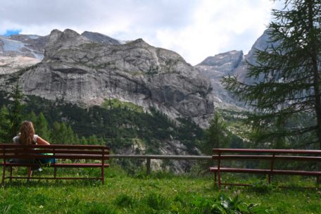 Eine Frau schaut einem Rettungshubschrauber w&auml;hrend der Suchaktion zu