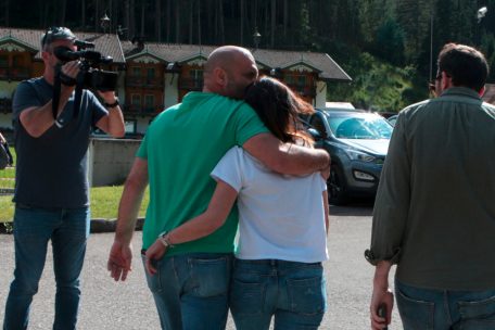 Angeh&ouml;rige trauern nach dem Ungl&uuml;ck: Mindestens zehn Menschen kamen ums Leben