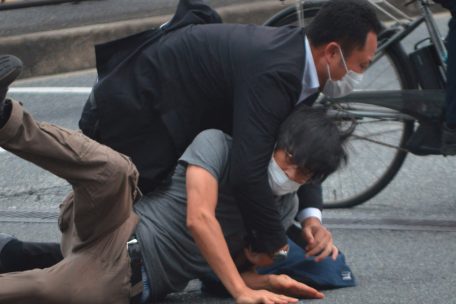 Der mutmaßliche Attentäter wurde sofort nach der Tat von der Polizei überwältigt