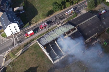 Luxemburg / 70 Feuerwehrleute löschen brennende Scheune – und verhindern Übergreifen der Flammen