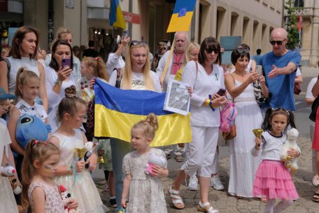 Viele Eltern waren in weißer Kleidung erschienen, der Farbe der kindlichen Unschuld