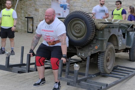 Der Franzose Nicolas Beaumont hob den Jeep samt Zusatzgewicht zweimal