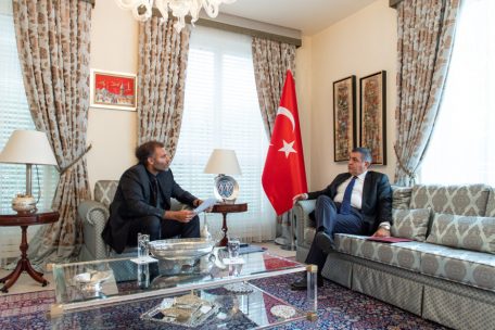 Der t&uuml;rkische Vize-Au&szlig;enminister hat sich in der t&uuml;rkischen Botschaft in Luxemburg-Stadt Zeit f&uuml;r ein Interview genommen