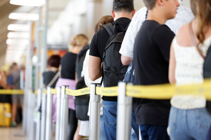 Verspätungen, Ausfälle und Personalmangel / Flughafen-Chaos: Wo es in Europa besser läuft – und wo nicht