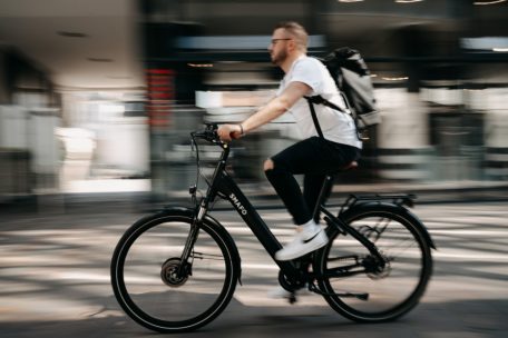 Neben dem Gewicht des Fahrradfahrers können das Gepäck und der Reifendruck den Stromverbrauch des Akkus maßgeblich beeinflussen