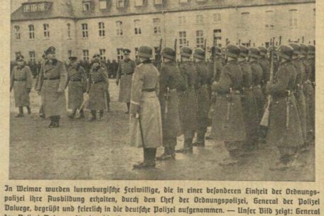 Die Luxemburger Soldaten der Freiwilligen-Kompanie werden in Weimar am 14.12.1940 in die deutsche Polizei aufgenommen. Der Artikel erschien in der Nr. 1/1941 der Zeitschrift „Die deutsche Polizei“. Der Autor benutzt den Begriff „Freiwillige“ bewusst falsch, um den Eindruck zu erwecken, die Luxemburger seien der deutschen Polizei freiwillig beigetreten.