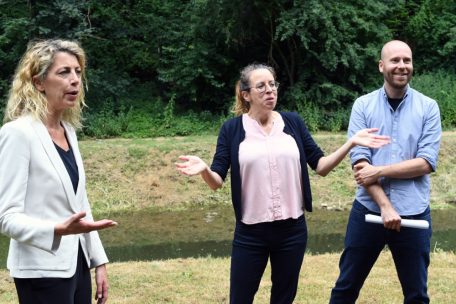 Als Vertreterin des Umweltministeriums informierte Joëlle Welfring (l.) gemeinsam mit Noémie Patz und Claude Schortgen vom Wasserwirtschaftsamt über das Hochwasser-Risikomanagement in Luxemburg