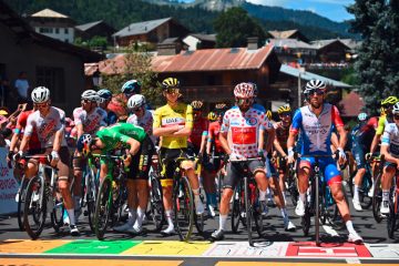 Frankreich / Tour de France-Etappe zwischenzeitlich unterbrochen: Demonstranten auf der Fahrbahn