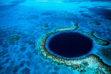 Das Great Blue Hole ist für Taucher so gefährlich, weil der Tiefenrausch zu Schwindel führen kann