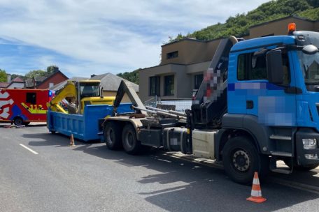 Beim Entladen / Fahrzeugtür von Auto zurückgeschleudert – Arbeiter stirbt nach Unfall auf Baustelle
