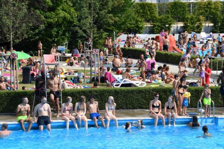 Abkühlung am Beckenrand im Freibad in Düdelingen