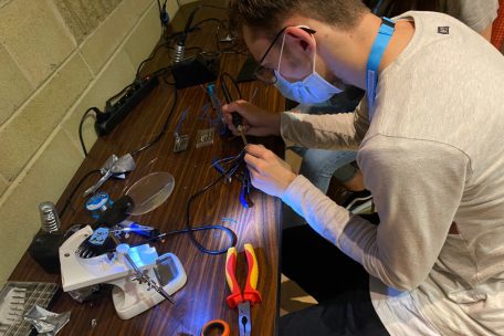 Bis zur letzten Sekunde haben die Schüler am neuen CanSat gewerkelt