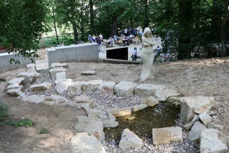 &bdquo;D&rsquo;So vum Marxeweier&ldquo;:&nbsp; Das Wasser l&auml;uft den Hang hinab, flie&szlig;t alle paar Meter in ein kleines Steinbecken. Ges&auml;umt wird der Wasserrundgang von insgesamt sieben aus Sandstein gefertigten lebensgro&szlig;en Skulpturen.