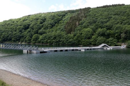 Ende Juni wurde die Fußgängerbrücke am Stausee bei Lultzhausen („Plage 1“) von Unbekannten beschädigt. Die Reparaturen nahmen mehrere Tage in Anspruch.