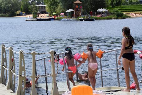 In den ehemaligen Kiesgruben in Remerschen haben nicht nur Kinder Spaß am Toben im Wasser 