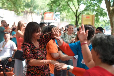 Anne Hidalgo, B&uuml;rgermeisterin von Paris, tanzt mit einem Mann.&nbsp;