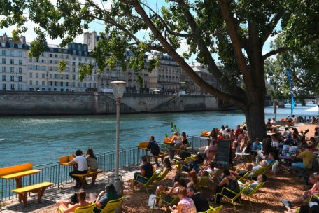 Pariser ruhen sich an einer Promenade der Seine aus, w&auml;hrend der j&auml;hrlichen Sommerveranstaltung Paris Plages.&nbsp;