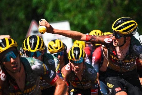 Tour de France / Kampf gegen die Hitze: Wie sich das Peloton auf die hohen Temperaturen einstellt